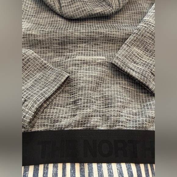 The North Face Kids Black and Gray Jacket - Picture 12 of 13